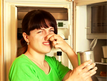 убрать неприятные запахи в холодильнике на кухне