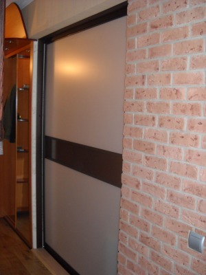 Дверь купе разделяющая комнату и коридор