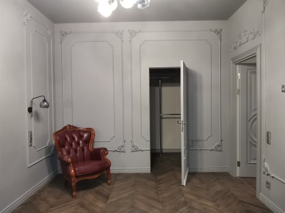 Скрытая гардеробная комната для семейной пары - вид 2 миниатюра