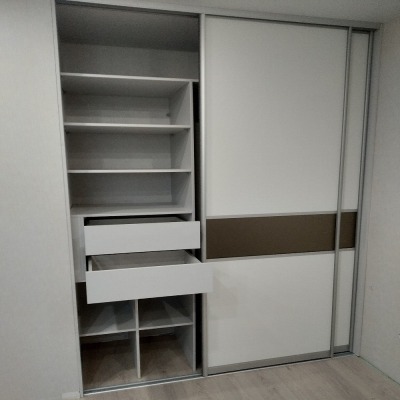 Встроенный в нишу комнаты шкаф купе - вид 1 миниатюра