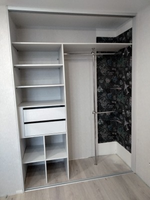 Встроенный в нишу комнаты шкаф купе - вид 3 миниатюра