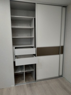 Встроенный в нишу комнаты шкаф купе - вид 7 миниатюра