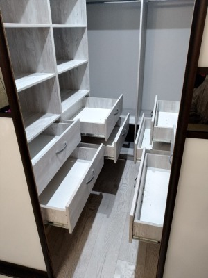 П-образная гардеробная в тёщеной комнате - вид 3 миниатюра