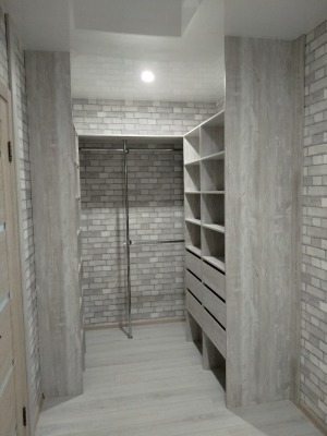Стильная гардеробная в нише коридора - вид 3 миниатюра