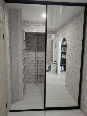 Стильная гардеробная в нише коридора - вид 5 миниатюра