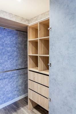 Потайная встроенная гардеробная в однокомнатной квартире - вид 14 миниатюра