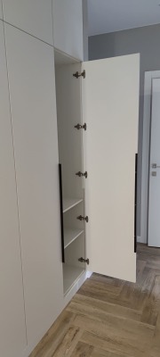 Встроенный распашной шкаф для хозяйственных нужд - вид 4 миниатюра
