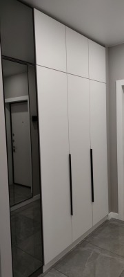Распашной шкаф в прихожую с зеркалом - вид 2 миниатюра
