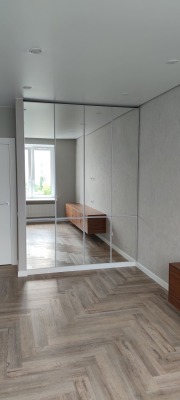 Зеркальный распашной шкаф в кухню-гостиную - вид 4 миниатюра