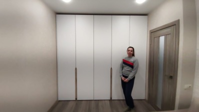 Белый встроенный распашной шкаф в спальню - вид 3 миниатюра