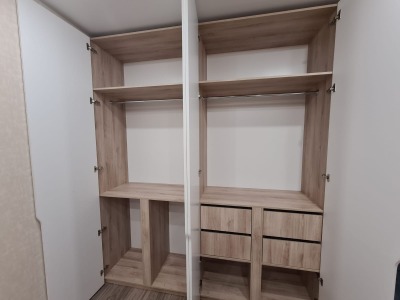 Белый встроенный распашной шкаф в спальню - вид 21 миниатюра