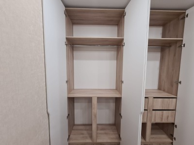 Белый встроенный распашной шкаф в спальню - вид 23 миниатюра