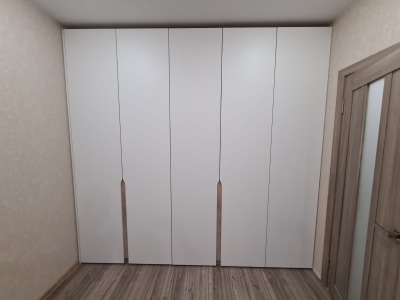 Белый встроенный распашной шкаф в спальню - вид 31 миниатюра