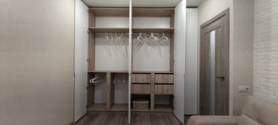 Белый встроенный распашной шкаф в спальню - вид 7 миниатюра