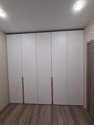 Белый встроенный распашной шкаф в спальню - вид 19 миниатюра
