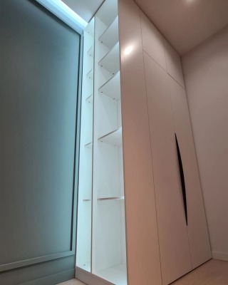 Миниатюрный шкаф в спальню с подсветкой - вид 2 миниатюра
